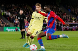 熊猫体育直播app下载,球员精准头球摆渡险些助攻成功