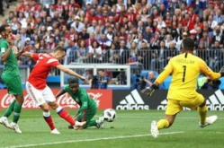 熊猫体育平台,世界杯赛区涌现跨国球迷交换围巾的温暖画面