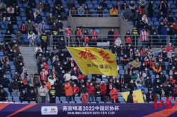 熊猫体育app下载安装,球迷手持发光风车制造整片席位光动效果